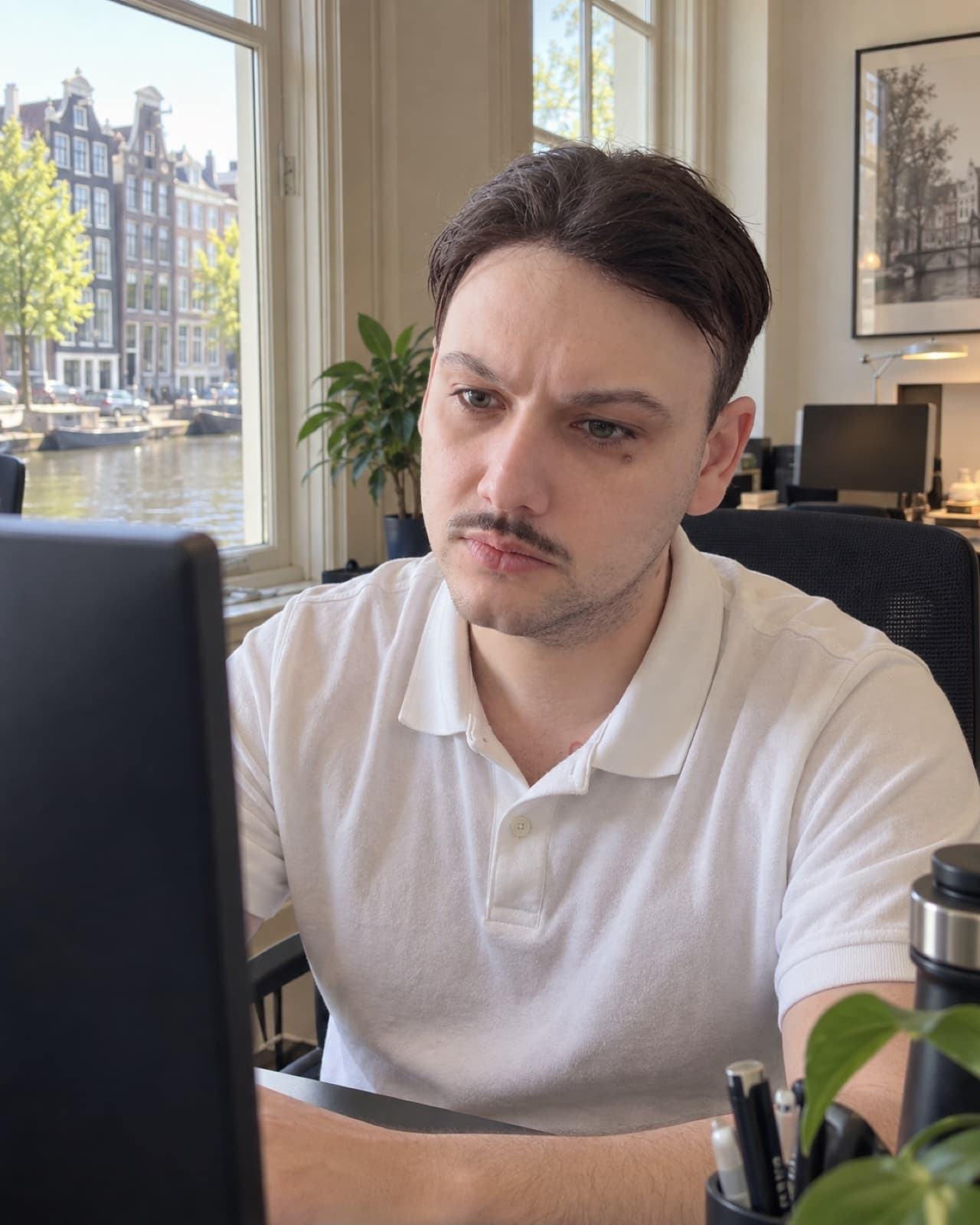 Fares Masharawi aan het werk op kantoor aan de gracht