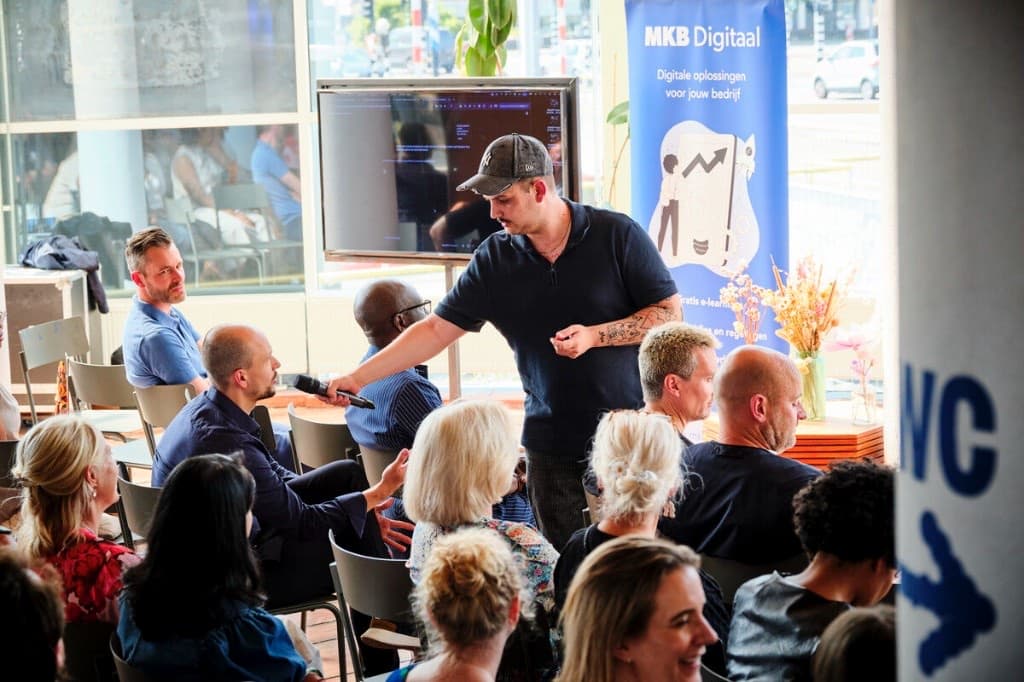 Fares Masharawi tussen het publiek tijdens een workshop